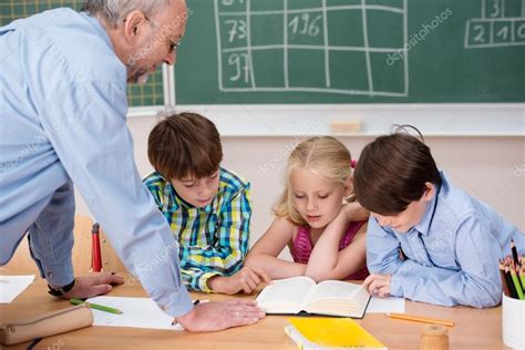 Fotos De Tres Niños Pequeños Estudiando En Clase Imagen De © Racorn