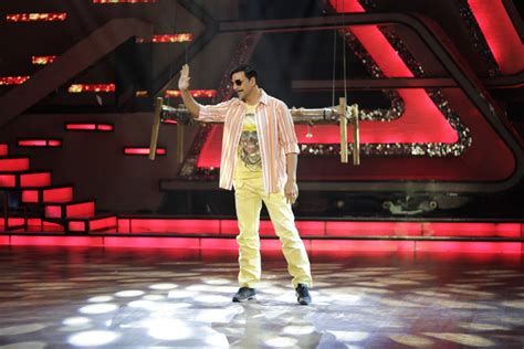 Akshay Kumar At Rowdy Rathore Promotions On Sets Of Dance India Dance