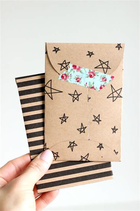 Cut along the outside line of each template. Kraft Paper Gift Card Envelope - Free Printable! | Gift ...