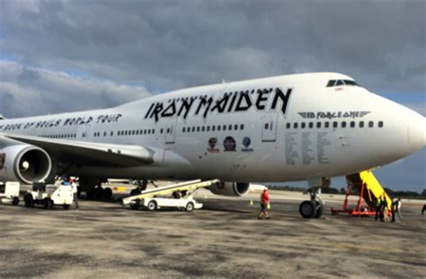 Air force one is the official air traffic control call sign of a. Iron Maiden: Bruce Dickinson erklärt die Ed Force One ...