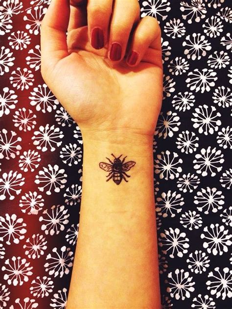 40 Cute Small Tattoo Ideas For Girls Small Bee Tattoo Bee Tattoo