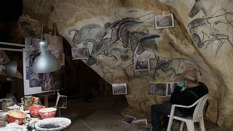 Le nombre des visiteurs (découvreurs, proches, scientifiques, officiels, particuliers faisant une demande motivée) n'excède pas une centaine par an. La grotte Chauvet, le chef-d'œuvre des premiers hommes