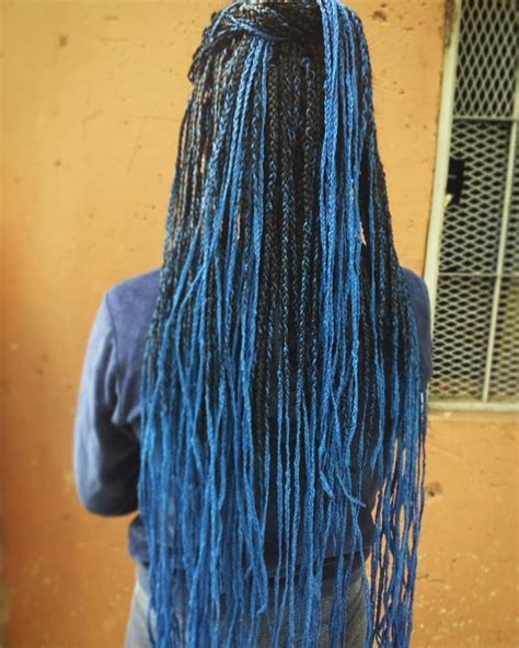 Trenzas Africanas Con Lana Azul Peinado Moderno