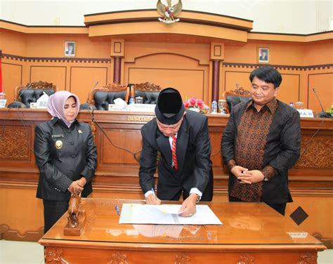 Nip 196304171985122001 kepala bidang diklat teknis 1. Walikota H Syahrul meneken pengesahan Ranperda RPJMD ...