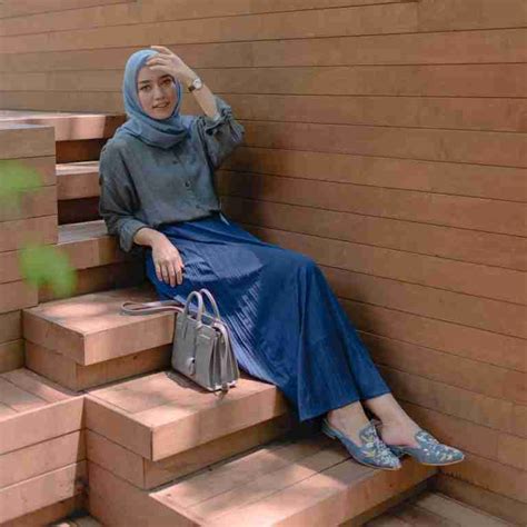 Biru Klasik Jadi Tren Warna 2020 Intip OOTD Hijab Para Selebgram Ini