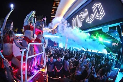 Vegas Night Time Pool Party Crawl By Party Bus With Drinks From 45