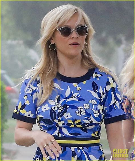 Photo Reese Witherspoon Daughter Ava Have Fun In Floral 08 Photo