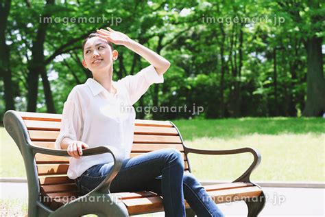 公園のベンチに座る日本人女性の写真素材 129118210 イメージマート