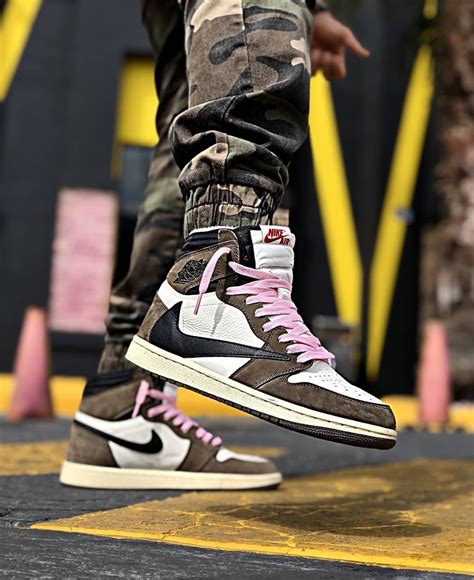 Travis Scott X Jordan 1 Backwards Swoosh Mocha In 2020 Sneakers Men