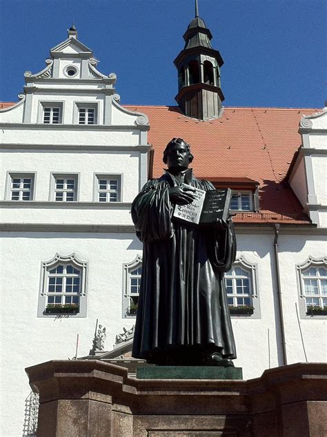 Lutherdenkmal In Wittenberg Pfarrbriefservicede