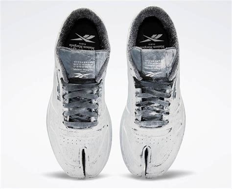 The shoe pays homage to classic skate models featuring a canvas base with suede overlays. H04859 : que vaut la Reebok x Maison Margiela CL Leather ...