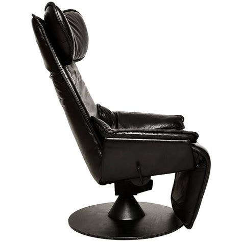 The zero gravity furniture mechanism provides the capability of obtaining ideal weight distribution to help optimize blood circulation and reduce pressure on the neck, back, and legs. Danish Modern Contura Zero Gravity Recliner Chair by Modi ...