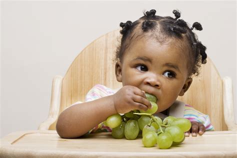 Como Introduzir Frutas à Alimentação Do Bebê Revista Crescer