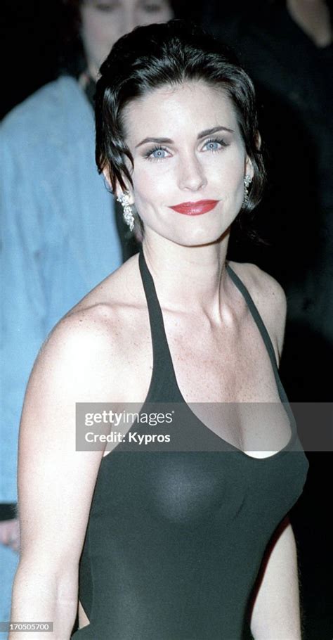 american actress courteney cox circa 1995 news photo getty images