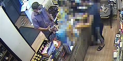 Videón, ahogy egy szájmaszkos férfi kirabol egy debreceni dohányboltot ...