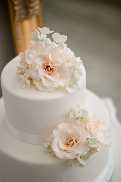 25 Amazing All White Wedding Cakes