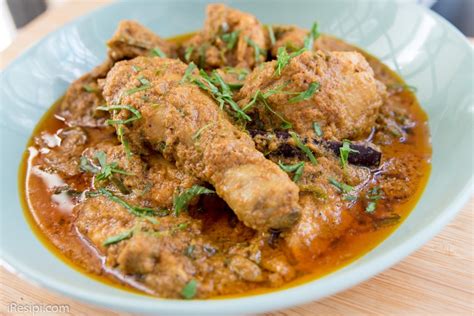 Kalau di malaysia rendang ayam lebih sinonim dimakan bersama lemang mahupun nasi himpit sewaktu hari raya aidilfitri atau juga boleh dimakan begitu sahaja. Resepi Rendang Ayam Sedap