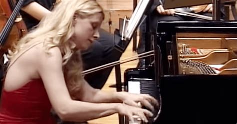 圧巻の超絶テクニック女性ピアニストのラカンパネッラに鳥肌 笑うメディア クレイジー