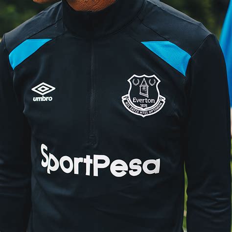 Everton en West Ham United hebben gave trainingspakken van ...