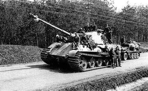 1945 Hongrie Le Panzerkampfwagen VI Tiger II Königstiger 231 du