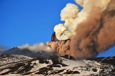 In this photo taken on thursday, may 30, 2019 and made available friday, may 31, 2019 mount etna volcano spews lava during an eruption. DIAPORAMA - Italie : l'éruption de l'Etna entraîne une ...