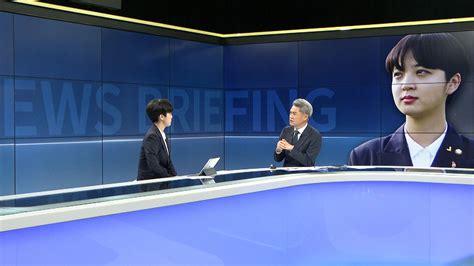 이러한 복장 지적은 21대 국회 내 여성 의원 비중이 19%로 한국 입법부 역사상 가장 높은 상황에서 류호정 국회의원은 당시 뉴스1과의 인터뷰에서 '국회에 출근한 지 두달 정도 되니까 습관처럼 의원. 인터뷰 정의당 류호정 "원피스 복장 논란, 이젠…" | SBS 뉴스