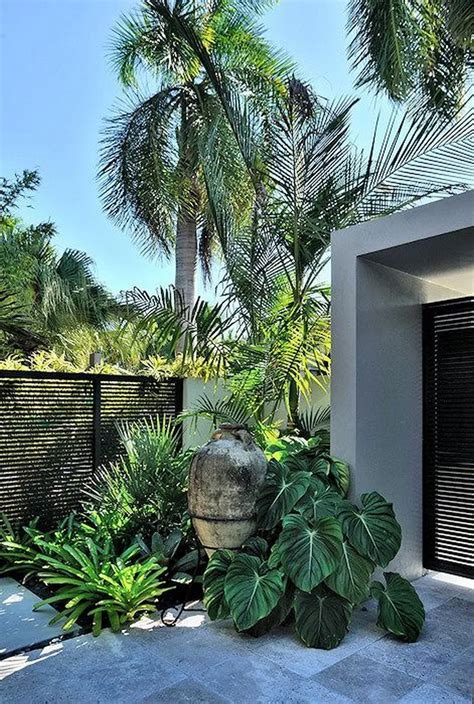 43 Beautiful Tropical Front Yard Landscape Ideas For Your Home 15