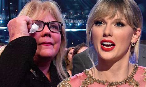 Taylor Swifts Tearful Mother Andrea Cheers Her At Amas On Amid Her