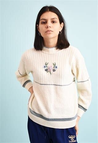 Model is 61 and wears uk size m. 90's retro floral embroidered Moms knit jumper ...