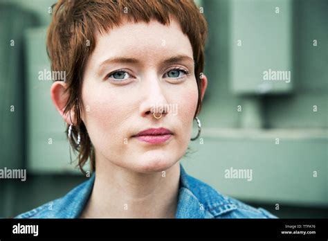 Frau 35 Jahre Alt Hautnah Portrait Fotos Und Bildmaterial In Hoher Auflösung Alamy