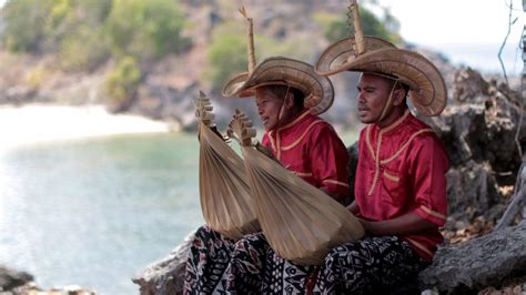 Salah satu alat musik tradisional daerah yang cukup terkenal dalam bahasa kupang sering disebut juga sasando. Sejarah Unik Dibalik Terciptanya Alat Musik Bernama Sasando