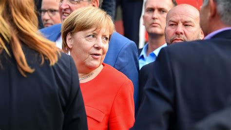 Angela Merkel Bei Wahlkampf In Heidelberg Mit Tomaten Beworfen Der