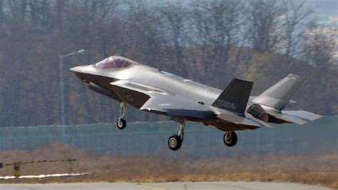 Let's breakdown the differences between the various variants of the jet. 공군 첫 스텔스기 F-35A 청주기지 도착…4~5월쯤 실전 배치 - 조선닷컴 - IssuePhoto