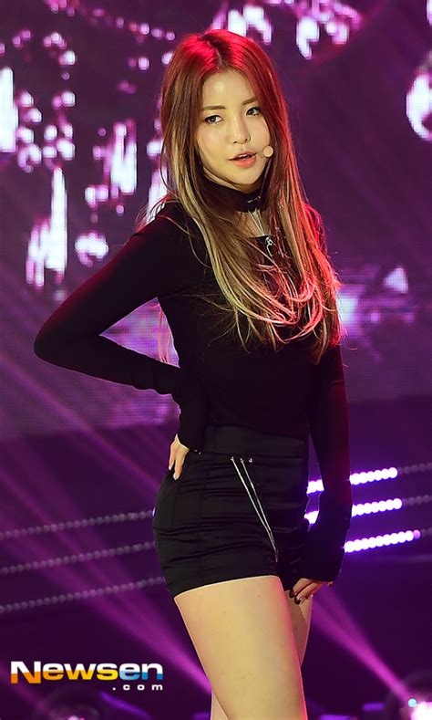아니었다.라고 말했듯이9 현 멤버가 데뷔한 2016년에는 원년 멤버 2명이 잔류하고 있었고, 1·2기 구분은 없었다.10 그러나 2017년 원년 멤버가 모두 탈퇴하고 발표한 rollin' 앨범 기사에서 '이번 미니앨범은 브레이브걸스 2기의 시작을 알리는 앨범이다.'라고. 포토엔브레이브걸스 '빠져드는 눈빛' - 손에 잡히는 뉴스 ...