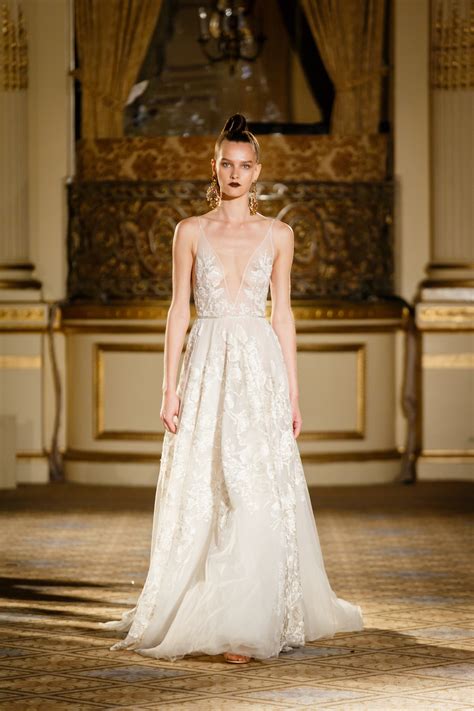So ist es auch in diesem jahr, in welchem sowohl für brautkleider als auch für brautschuhe ivory die mit abstand beliebteste farbe ist. BERTA Brautkleider 2018 ~ Brautkleid Kollektion Runway ...