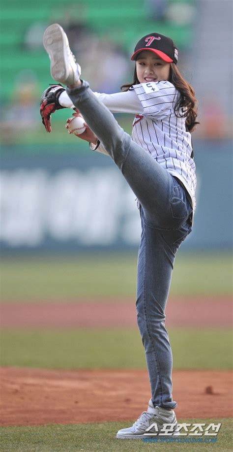 Gai Goi Son Yeon Jae Baseball Pitch