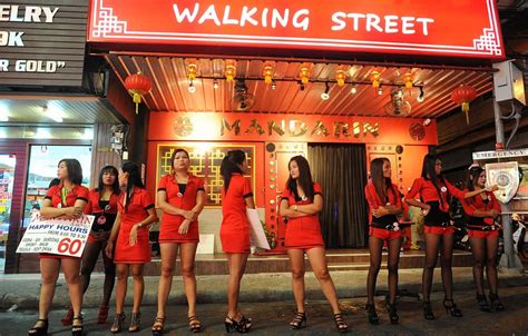 镜头下曼谷的酒吧一条街一到夜晚热闹非凡 曼谷 酒吧 人妖 新浪新闻