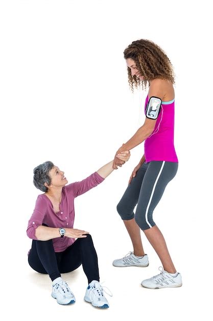 amigo ayudando a la mujer a levantarse foto premium