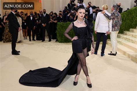 Maisie Williams Sexy Poses On The Red Carpet At 2021 Met Gala In New
