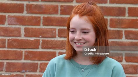 Gambar Gadis Berambut Merah Muda Berusia 13 14 Tahun Dengan Gaya Rambut