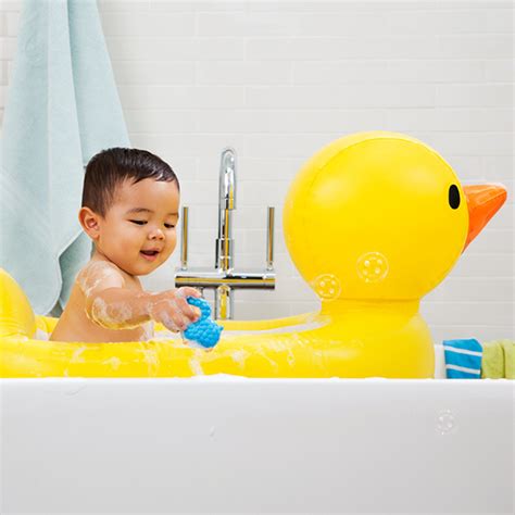 It also works as a comfy spot to contain a busy baby and uses less water. White Hot Duck Baby Tub | Infant Bath Tub | Munchkin
