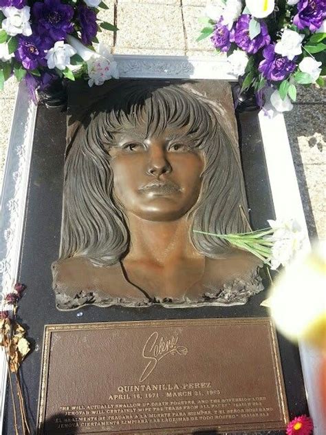 Qnr has uploaded 53390 photos to flickr. The gallery for --> Selena Quintanilla Perez Grave