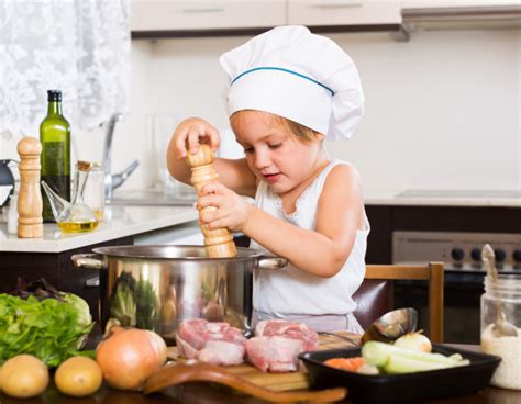 Juegos de cocina gratis en juegos 10.com. Bambina che cucina con carne | Foto Gratis
