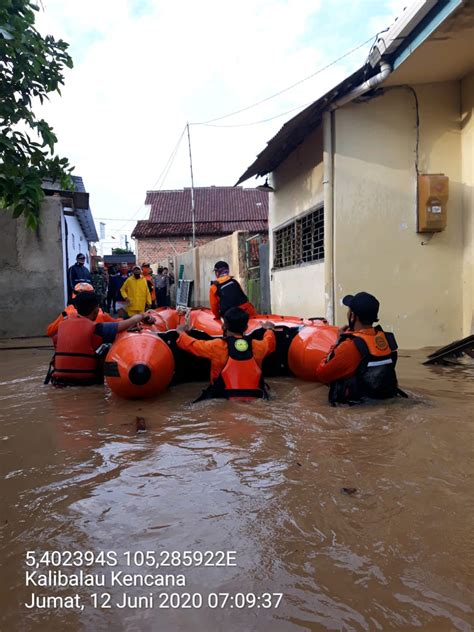 Banjir Mengepung Bandarlampung Tim Basarnas Evakuasi Korban Lampung Kham