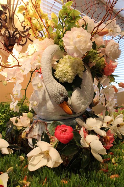 Love This Swan Floral Display Unique Flower Vases Wedding Reception