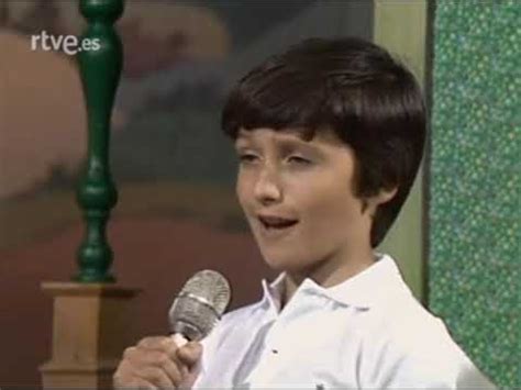 Video Así se veía Carlos Marín a los años cantando en la televisión