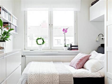 Die ungenutzten ecken an der wand lassen sich ebenso mit funktionalen regalen gestalten, die ausreichend platz für bücher oder auch deko bieten. Kleine schlafzimmer schön einrichten