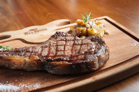 Orta yüksek ateşte ısıtılan tavada marine somon. Menü — Neler yaptığımızı görün | Beş Bıçak Steak House