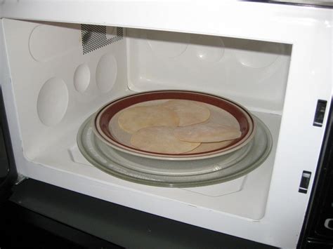 El horno de microondas es un electrodoméstico usado en la cocina para cocinar o calentar alimentos que funciona mediante la generación de ondas electromagnéticas en la frecuencia de la radiación en torno a los 2450 mhz (2.45 109 hz). Las claves para cocinar en el microondas | Cocina en ...