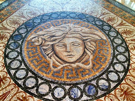 The Amazing Mosaic Medusa At Palazzoversace Antik Sanat Mozaik Medusa